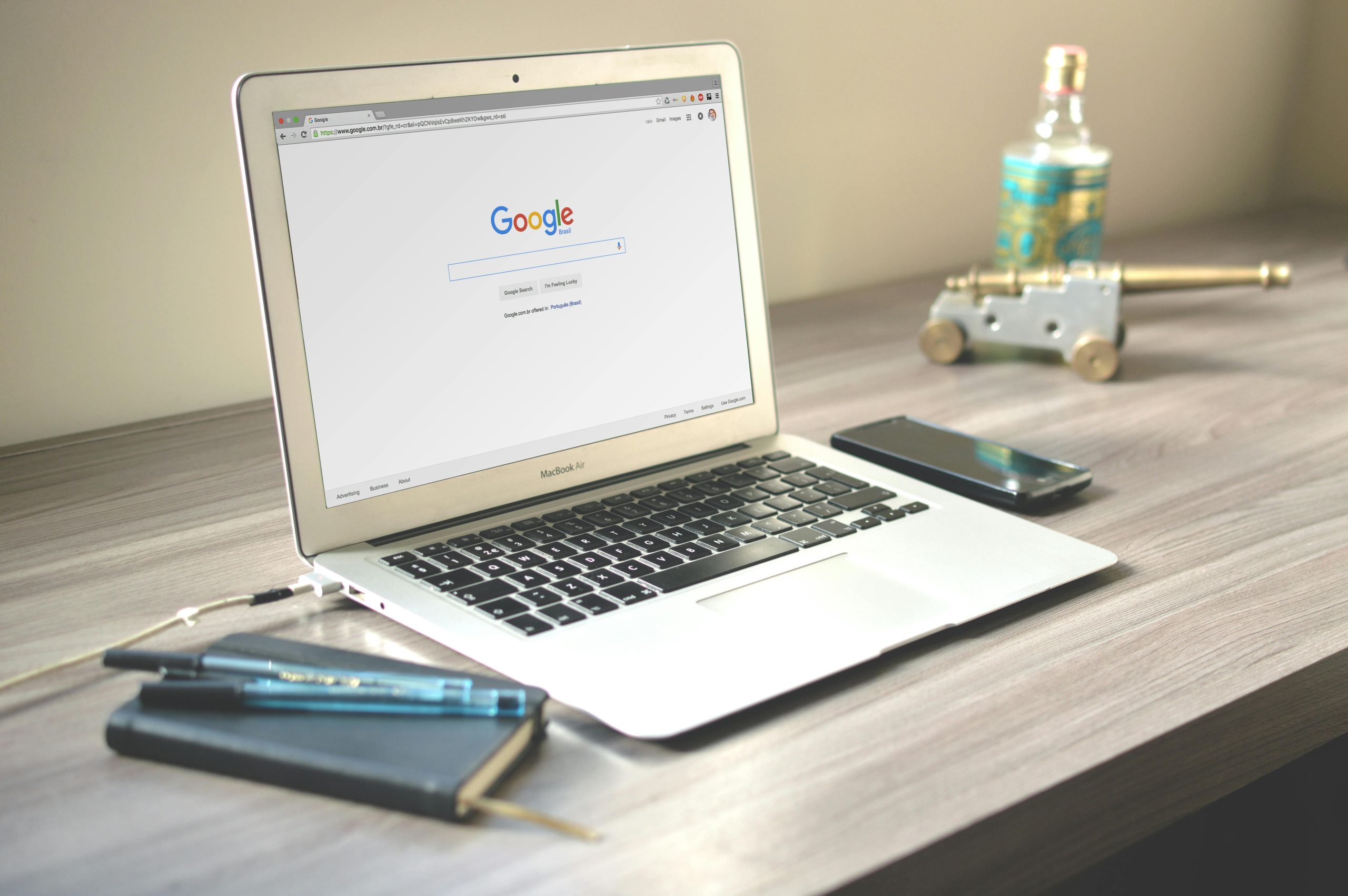 Portátil abierto mostrando una pantalla del motor de búsqueda de Google